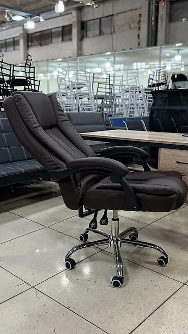 Другая мебель: Кресло руководителя выполнено в современном дизайне из износостойкой — 5