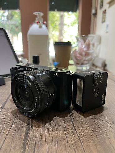 sony video: Məhsul: Sony ZV-E10 Almaniyadan almışıq kamera və flaşı. Çantada yer — 1