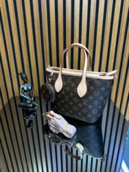 Putni koferi i torbe: Torbe
Cena:4400 din

Veličina:30x20cm
Svaka torba ima serijski broj — 7