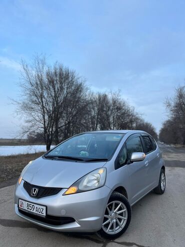 Honda: Honda Fit: 2011 г., 1.3 л, Вариатор, Бензин, Седан