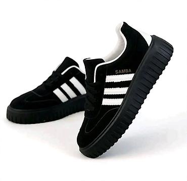 adidas nmd patike: Crne patike sa zadebljanim đonom i prepoznatljive tri bele pruge sa — 1