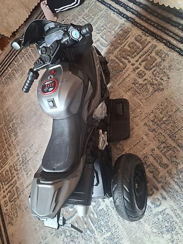 ucuz kask: Pedalli,zaryatka ile isleyen,akkumlyatorlu usaq motosikli.islemeyinde — 3
