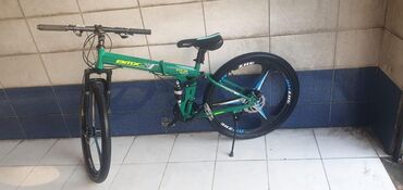 Tünd yaşıl rəngdə qatlanan velosiped, şəhər yolları üçün uyğundur