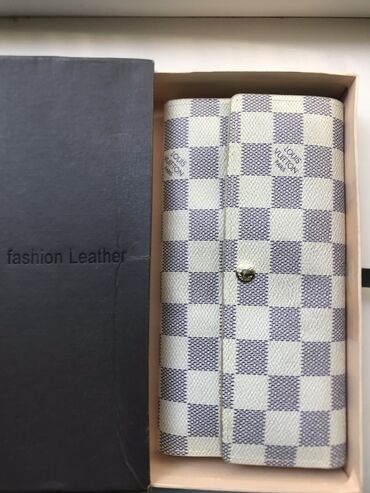 брендовые кошельки: Продаю новый кошелёк в упаковке. Район тоголок молдо Ленинградская