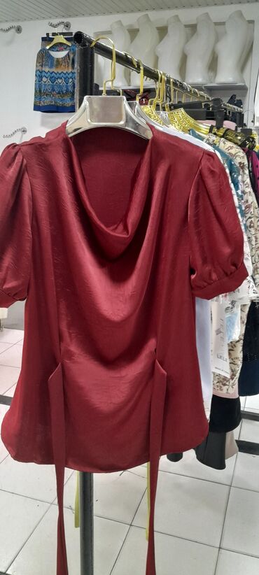 Köynək və bluzalar: Drape yaxalı, qısa qollu, ipək kimi parçadan olan bluz. Kəmər kimi lalafo.az -da Köynək və bluzalar: Drape yaxalı, qısa qollu, ipək kimi parçadan olan bluz. Kəmər kimi