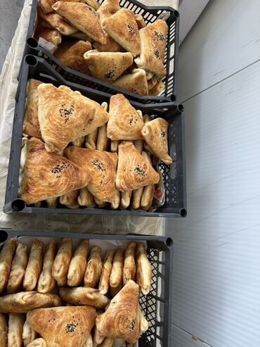 Кондитерские изделия, сладости: Свежая выпечка ручной работы, представленная в нескольких видах — 2