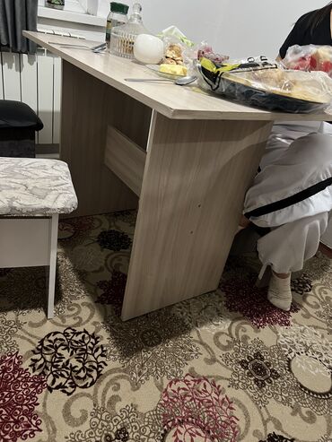 кресло бу ош: Кухонный стол и стул, Б/у, Самовывоз, цвет - Бежевый