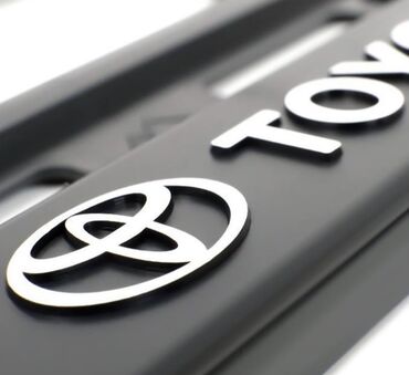 авто рамки: Рамки для автомобильного номера с надписью и логотипом марки Toyota