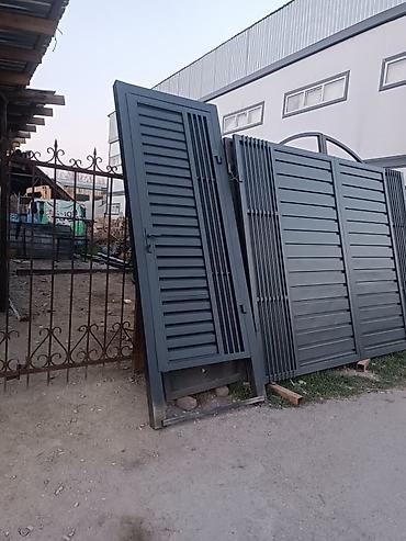 Распашные ворота: Металлические въездные ворота с калиткой. - Материал: сталь/металл — 25