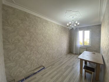 Köhnə tikili: 2 otaqlı mənzil – zövqlü dizaynla - Geniş zal: dekorativ panellər — 3