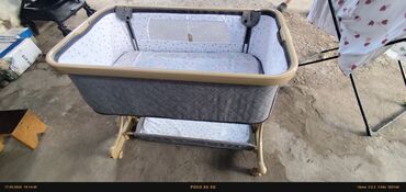 Детские приставные кроватки: Детская приставная кроватка, Б/у, С колесиками, цвет - Серый