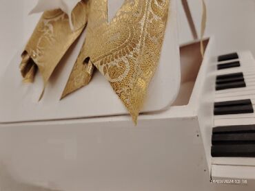 Xonça: Xonca piano satilir icine sokolad ve cicek qoyub hediyye etmek olar — 2