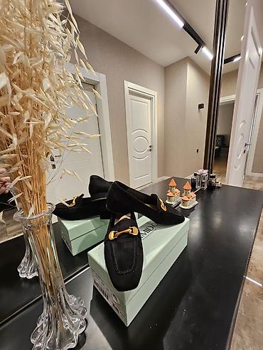 женские велюровые тапочки: Qadın loaferləri – qara süet, qızılı metal detalla - Model: klassik — 1