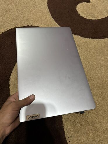 Mitsubishi: Gümüşü rəngdə "Lenovo" noutbuku, rahat istifadə üçün geniş klaviatura