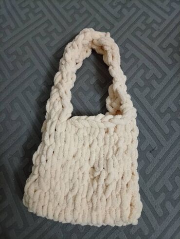 ажурный палантин: Вязаная сумка из мягкой пушистой пряжи (плюшевая/велсофт), цвет —