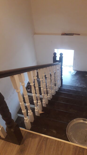 Деревянные лестницы: Деревянная лестница с окрашенными ступенями и белыми балясинами — 11