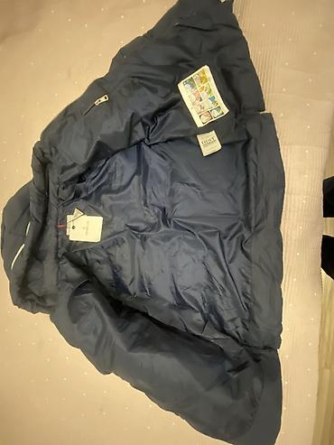 синее: Пуховик Moncler, темно‑синий - Тёплая стёганая модель с природным — 2