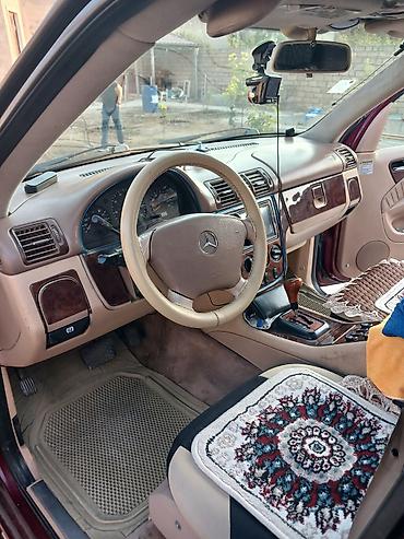 qirmizi masin: - Növ: SUV, 5 qapı - Korpus rəngi: tünd qırmızı/bordo - Salon: açıq — 9