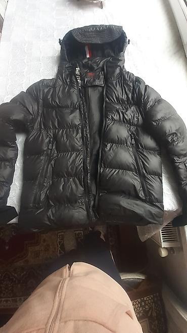 Kurtkalar: Qara rəngli şişmə qış gödəkçəsi - Model: qapüşonlu, ön hissədə tam — 2