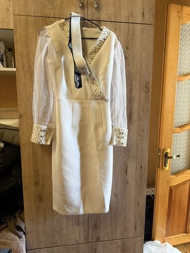 Ziyafət donları: Məhsul: 2 ədəd ziyafət/gecə geyimi 1) Yaşıl-qaranlıq tonlarda uzun — 20