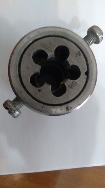 инструменты для велосипеда: Продам инструмент для нарезки резьбы на 15-ой трубе. Цена 500 сом