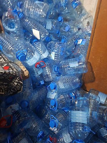 Qab-qacaq və mətbəx ləvazimatları: Toplu plastik bidonlar (5–10 litr həcmli) satılır. 5 litrlik 20 qəpik — 3