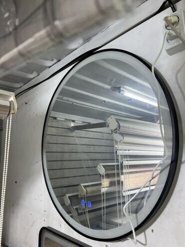 зеркала в ванную комнату: Круглое настенное зеркало с LED‑подсветкой. - Форма: круг. - Рамка