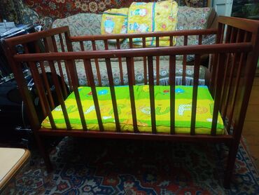 Детские кровати: Продаю детскую кроватку б/у в хорошем состоянии. Матрасик,одеяло и