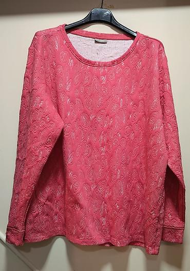Ženska bluza/duks majica sa dugim rukavima u jarko roze boji. Model je