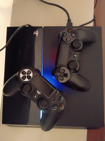 пластик идиштер: PlayStation 4 (PS4) с двумя оригинальными геймпадами DualShock 4. или