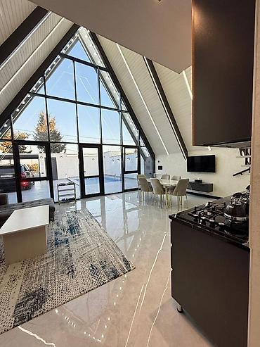 Günlük kirayə evlər: A-Frame tipli müasir bağ evi – hovuzlu - Memarlıq: Üçbucaq formalı — 16