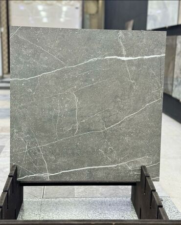 Qazanlar: Mərmər naxışlı boz rəngdə kvadrat formada keramik plitə. Bu plitə ağ