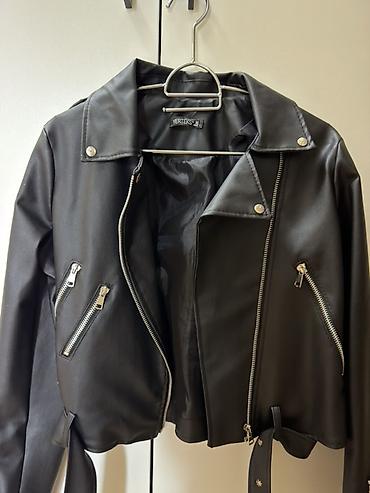 Kurtkalar: Qadınlar üçün qara rəngli biker üslublu eko‑dəri gödəkçə. - Brend — 2