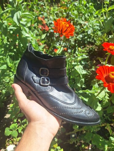 Gležnjače: Ženske kratke čizme – više modela Muške cipele. cena od 30 do 60 — 45