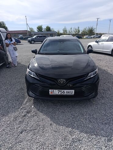 тойота камри сороковка: Элегантный черный седан Toyota Camry, оснащенный современной оптикой и