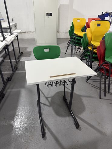 Ofis masaları: Kurslar üçün 1 Nəfərlik Parta Komplekti Müasir dəmir mebelin — 4