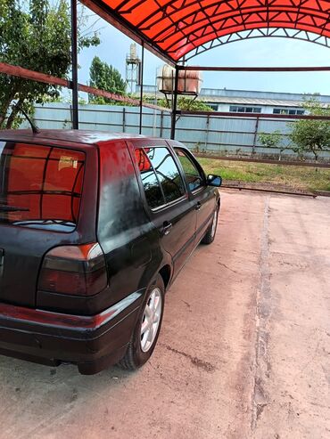 Volkswagen: Dördqapılı qara rəngli hetçbek model "Volkswagen Golf III" avtomobili — 9