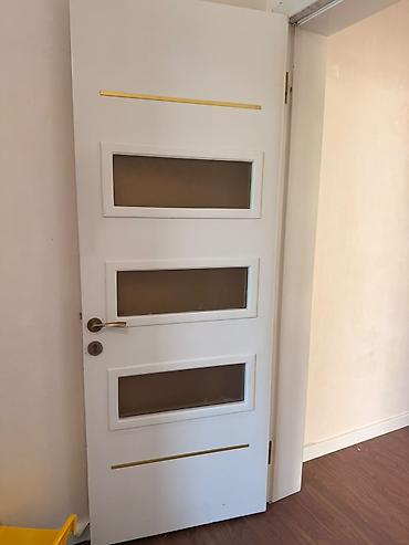 Ağ rəngli daxili otaq qapısı 4 qapi + plintuslar - Dizayn: Minimalist