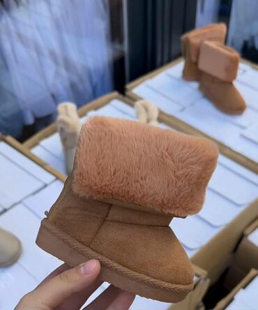 Čizme: Dečje zimske čizmice . Cena 2500 din — 13