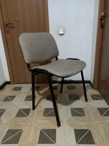 Офисные стулья .Один стул стоит1800 сомВ идеальном состоянии.8 штук