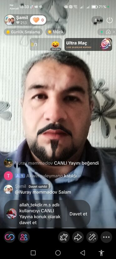 Lüğətlər: Canlı yayım zamanı çəkilmiş bu şəkil, ağ fon üzərində saqqallı bir
