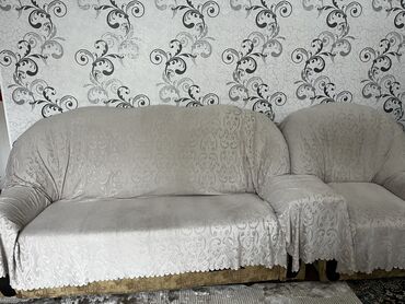 Комплекты диванов и кресел: Б/у, Диван-кровать, Без подьемного механизма