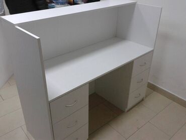 Stolovi: Pult 1 Materijal: Univer debljine 18 mm u beloj boji. Dimenzije — 3