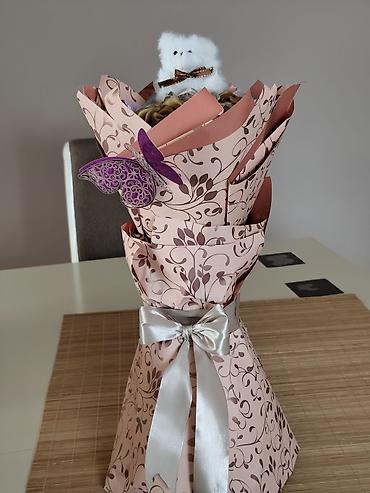 Dekorativni buket sa plišanim medom - Elegantno aranžiran buket u