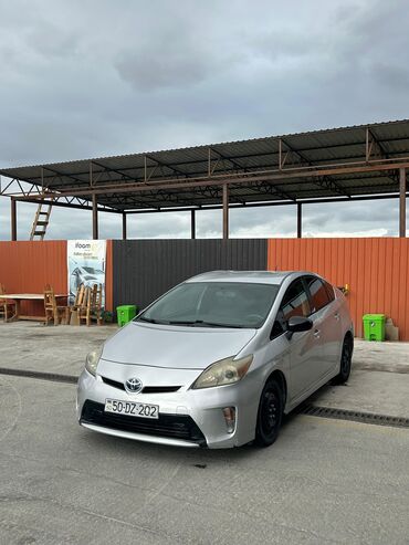 Toyota: Toyota Prius Hybrid – gümüş rəng, sedan/hatchback kuzov. Texniki və — 3