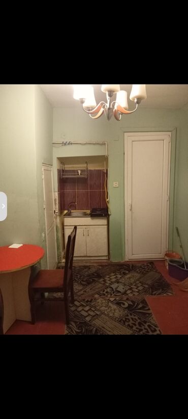 Uzunmüddətli kirayə mənzillər: Balaca, lakin rahat studiya mənzili. Mənzildə mətbəx mebeli, soyuducu