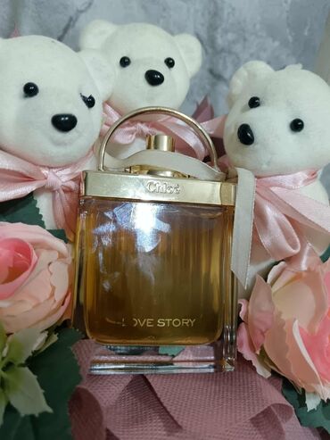 Parfemi: Crna bočica parfema Versace Crystal Noir sa fasetiranim čepom u obliku — 24