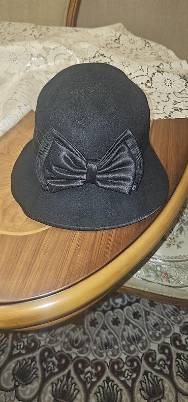 paradnı forma: Qadın şlyapası – klassik qara rəngdə - Stil: cloche/kupa forması, enli — 1