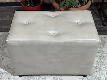 Пуфики: Элегантная банкетка прямоугольной формы, обтянутая мягкой тканью — 31