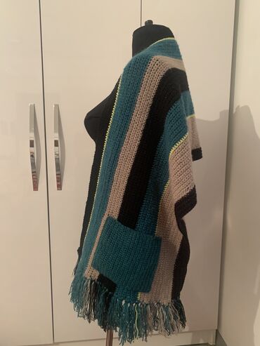 Другая женская одежда: Продаётся шерстяной вязаный палантин с карманами, стильный, очень at lalafo.kg — 2 Другая женская одежда: Продаётся шерстяной вязаный палантин с карманами, стильный, очень — 2